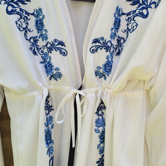PrettyLittleThing NWT White Blue Embroidery Plunge Playsuit Romper Womens Sz 10 - Picture 3 of 14